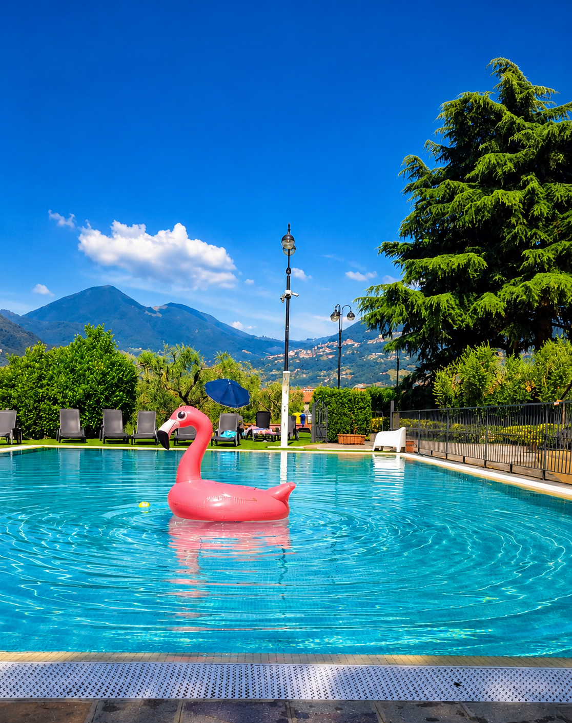 Piscina condivisa del Residence La Perla a Monte Isola, con vista sulle montagne