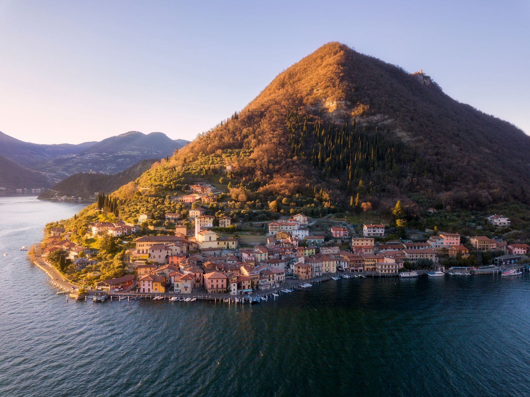 Monte Isola e il Lago d'Iseo — panorama aereo dell'isola lacustre più grande d'Europa tra acqua, natura e borghi sul lago