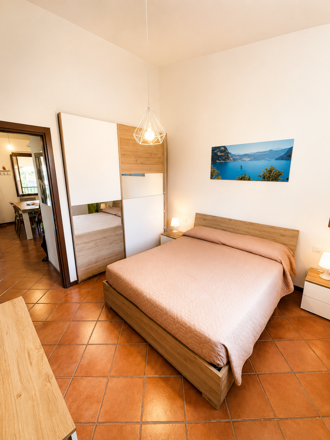 Camera da letto con armadio di Casa Santiago 29, appartamento a Menzino di Monte Isola